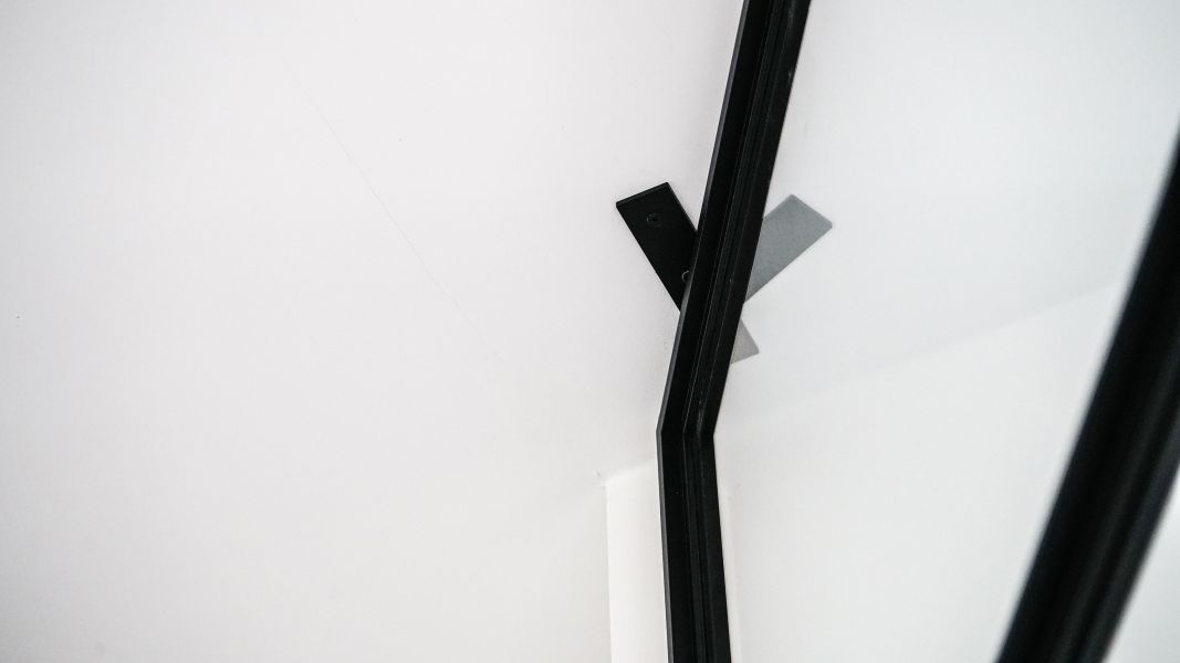 zwarte deuren zonder kozijn