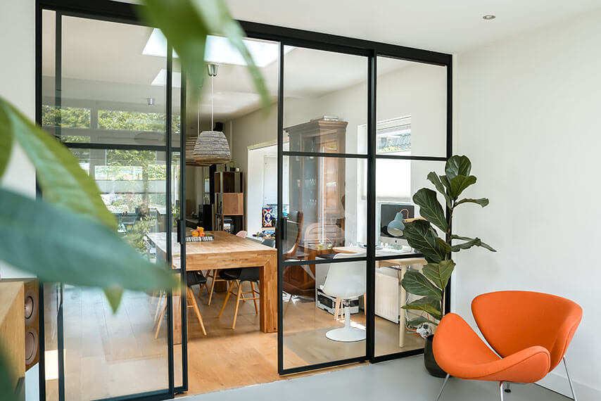 Dubbele schuifdeur met zijpanelen van Aluwdoors in de woonkamer