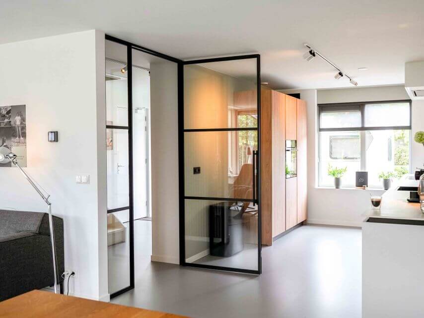 zwarte stalen scharnierdeur