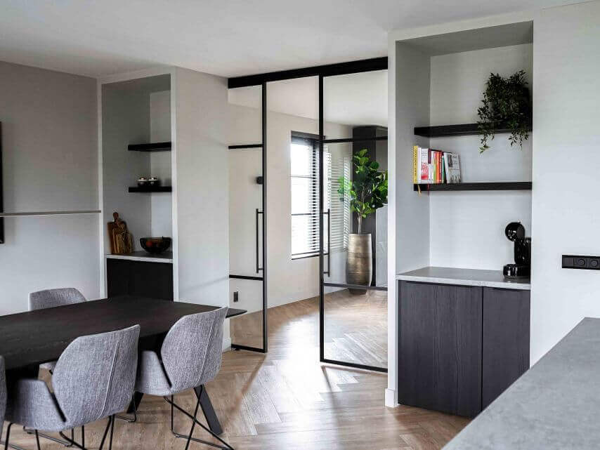 zwarte stalen schuifdeuren