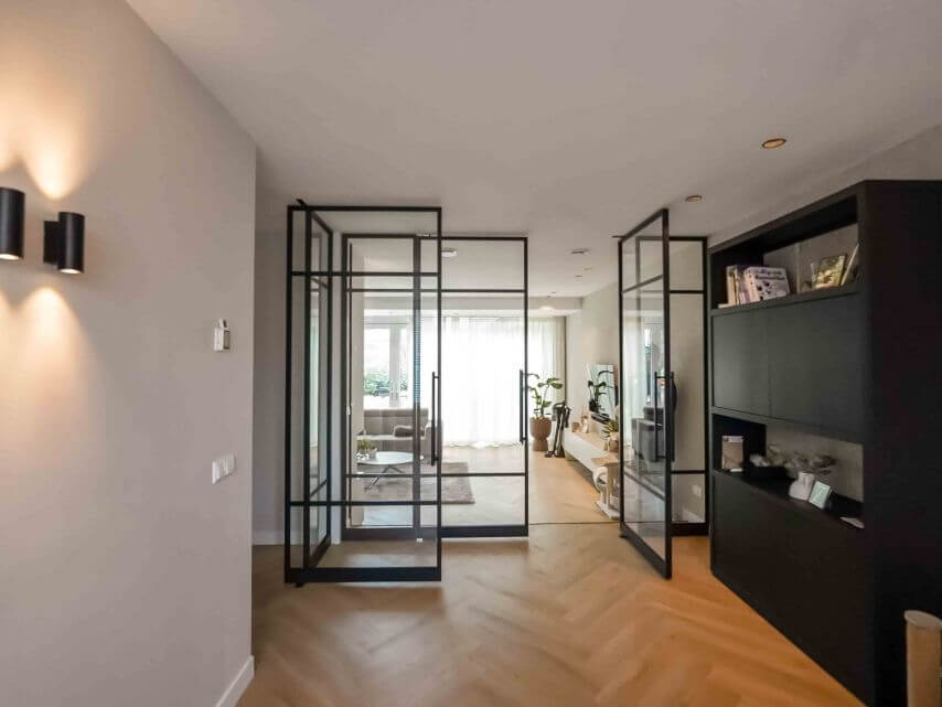 zwarte stalen taatsdeuren