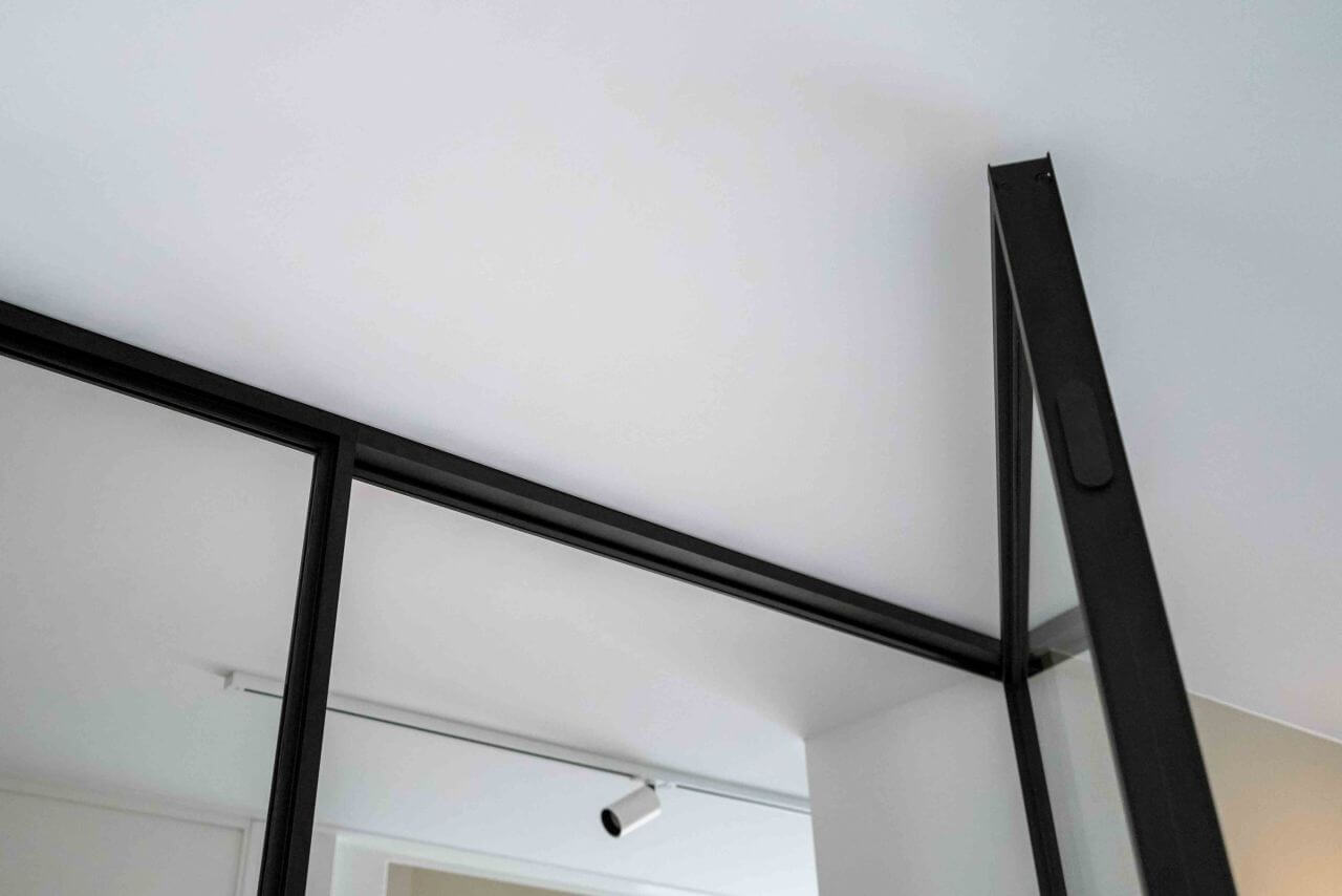 Scharnierdeur met magneetsluiting