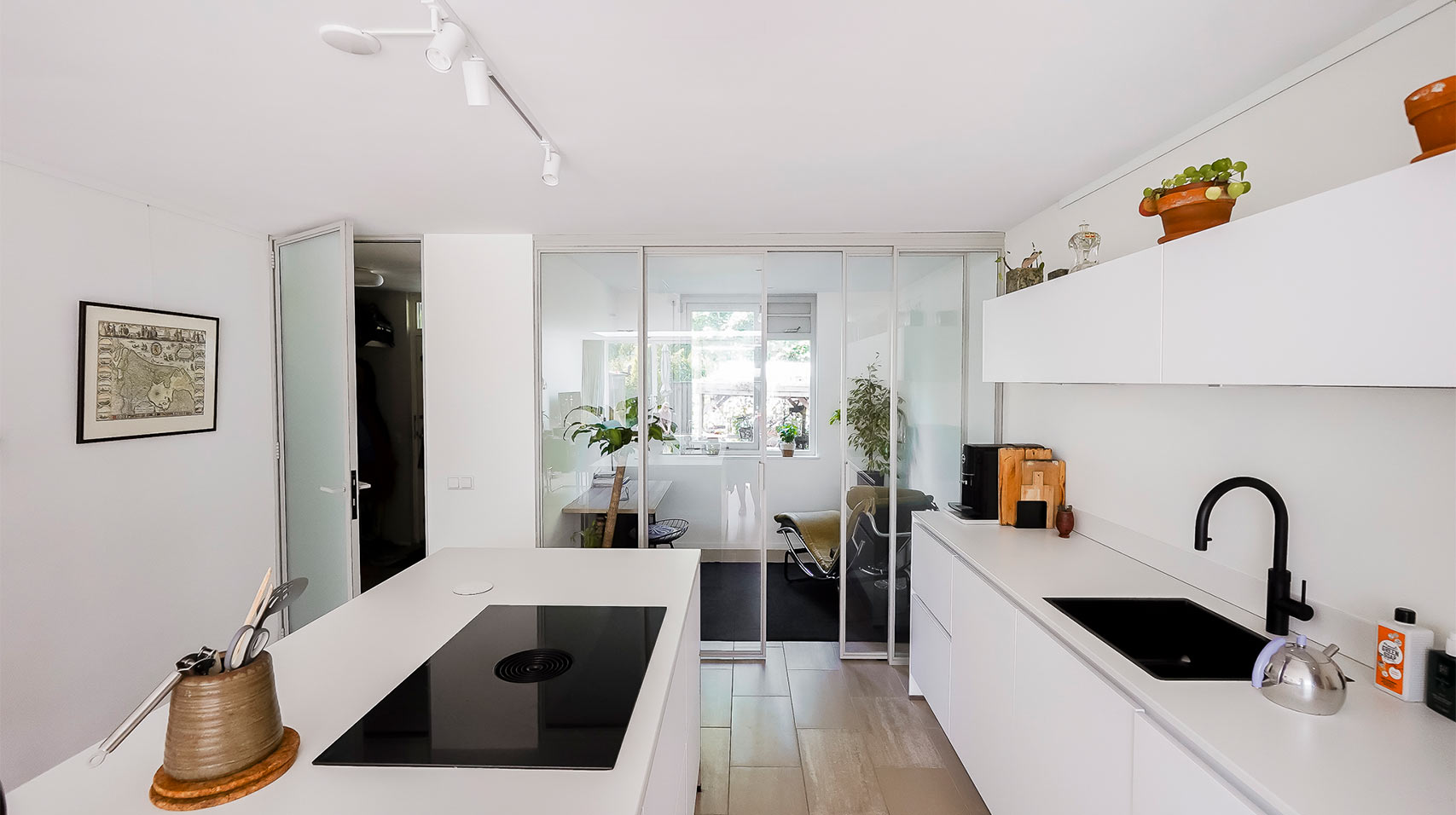 Schuifdeur en een scharnierdeur in één ruimte