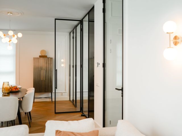 Zwarte scharnierdeur