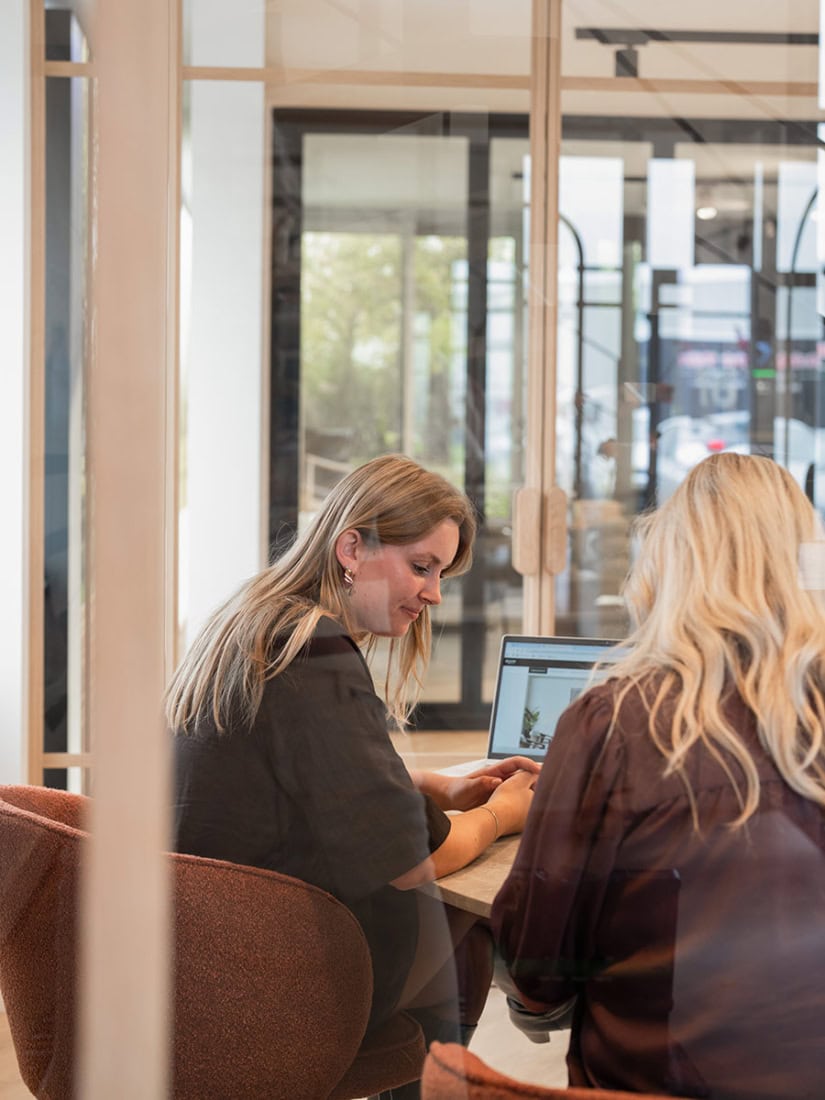 Kom langs in een van onze showrooms en we stellen samen jouw droomdeur samen!