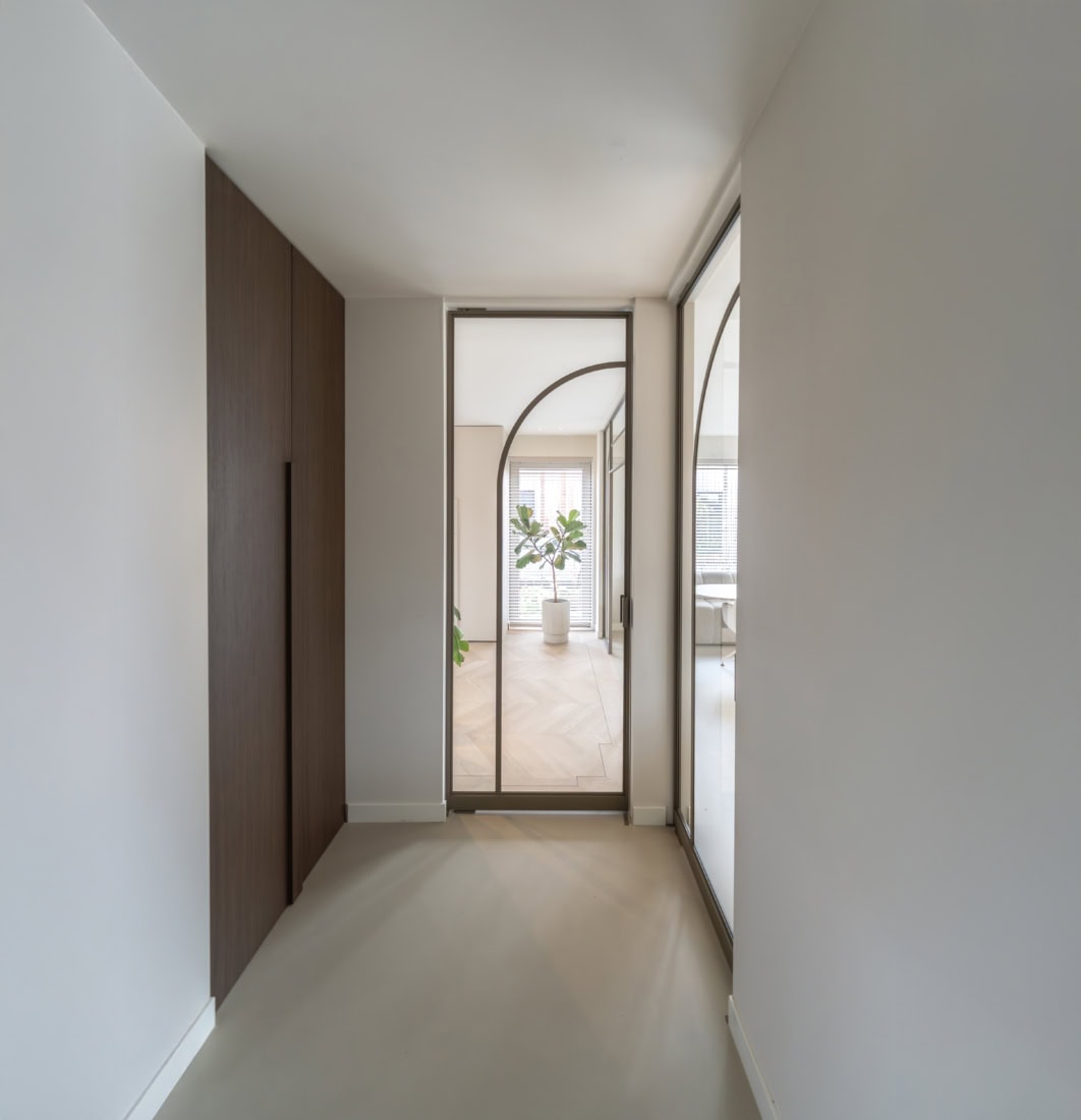 Hoogwaardige stalen deur met glas in een strak, eigentijds ontwerp, perfect voor stijlvolle scheidingswanden in woningen en kantoren.