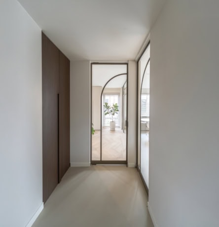 Hoogwaardige stalen deur met glas in een strak, eigentijds ontwerp, perfect voor stijlvolle scheidingswanden in woningen en kantoren.