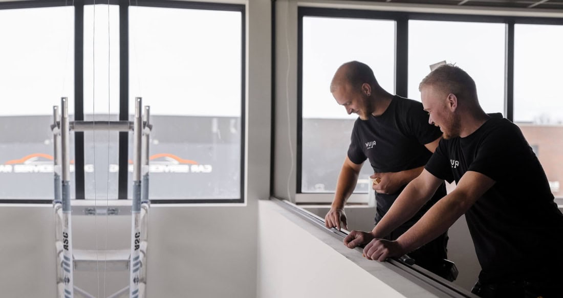 Hoogwaardige stalen deuren op maat being geïnstalleerd door vakmensen in een modern interieur.