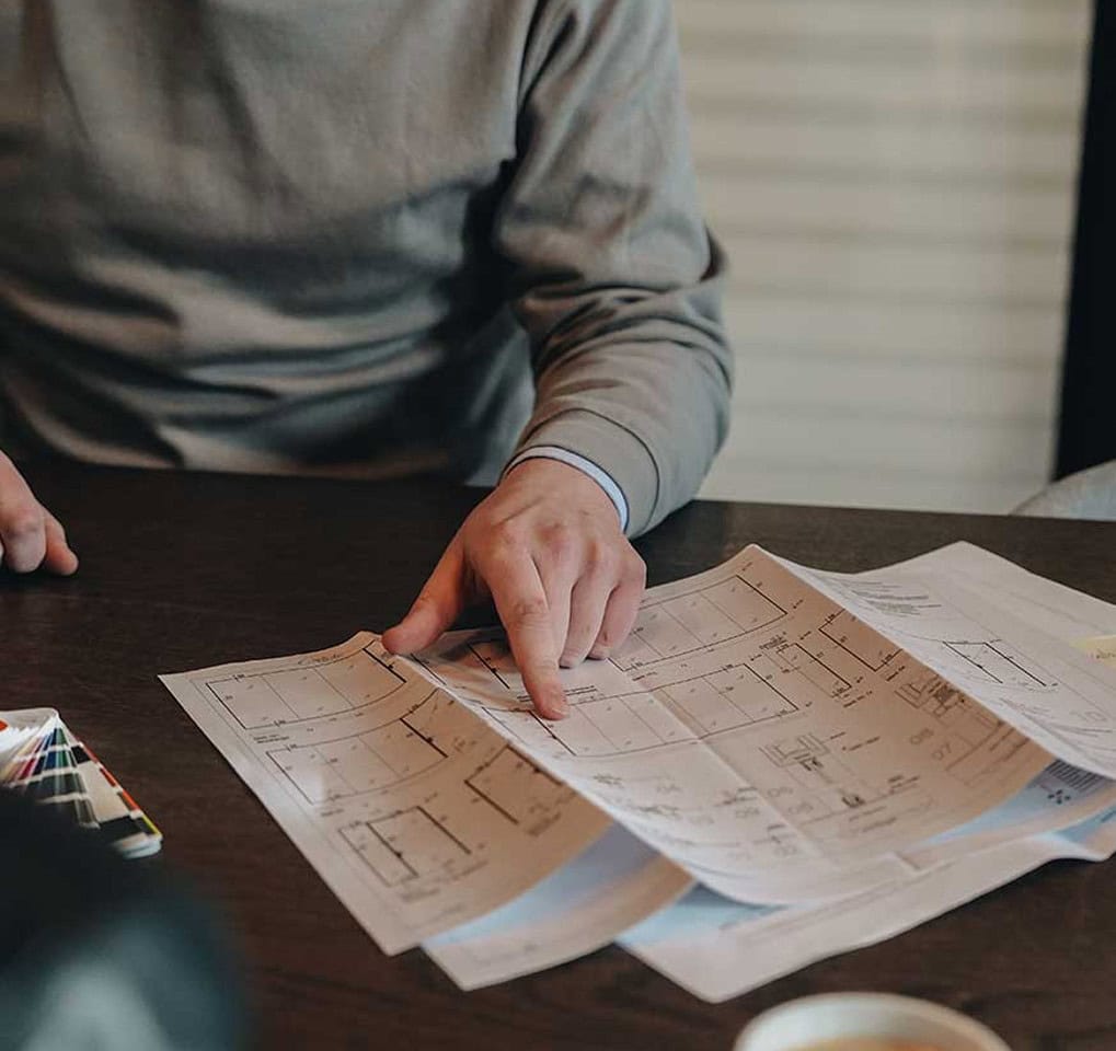 Hoge kwaliteit stalen deuren en wanden op maat ontworpen volgens bouwtekeningen en specificaties.