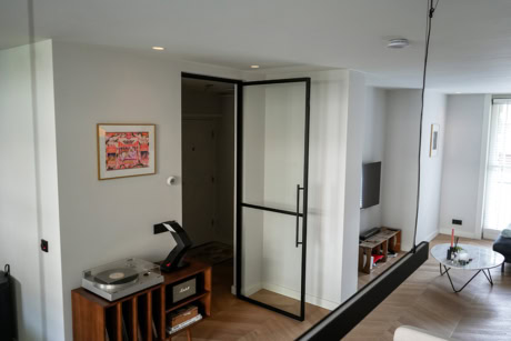 Zwarte stalen scharnierdeur