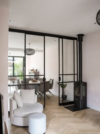 Luxe stalen scheidingswanden en deuren op maat, modern interieur design, duurzame en op maat gemaakte metalen wanden, sleek industrieel stijl voor woning en kantoor.