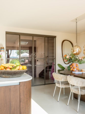 Hoogwaardige stalen schuifdeur met glas in een modern interieur voor een strakke en functionele woonruimte.