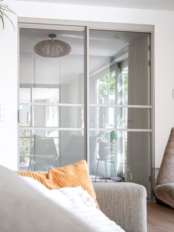 Hoge kwaliteit stalen scheidingsdeur met glazen panelen, geschikt voor moderne interieurs en maatwerk.