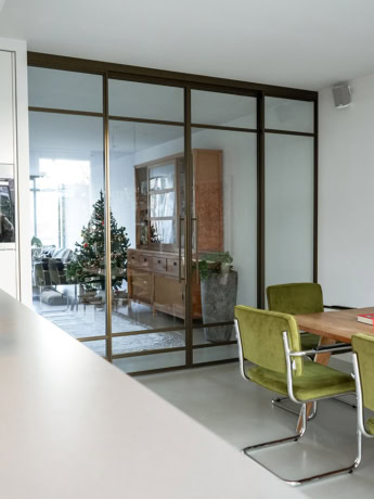 Elegante stalen scheidingswand met zwarte finish, ideaal voor moderne interieurs en scheiding van ruimtes met stijl.