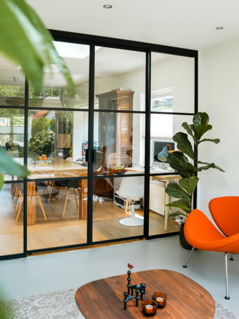 Hoogwaardige stalen scheidingswand met glazen panelen voor een moderne en efficiënte indeling van interieurruimtes.