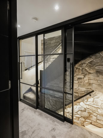 Stalen schuifdeuren voor trappengat