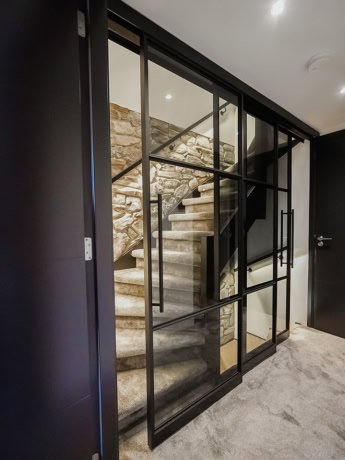 Stalen schuifdeuren voor trappengat op maat van Aluwdoors