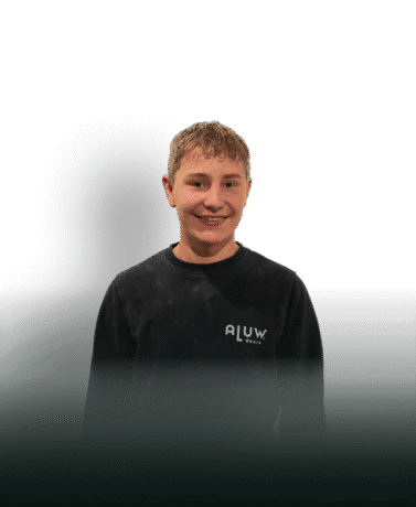 Lichaam van jongen in zwart ALUW deuren sweatshirt voor de aluwdoors.com website.