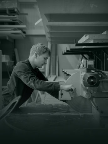 Precisie snijden van staalplaten voor op maat gemaakte stalen deuren en wanden bij Aluwdoors.