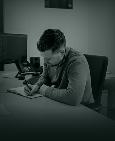 Strak afgestemde stalen deuren en wanden op maat voor woning en bedrijf, maatwerk deuren, hoogwaardig staal, luxe design, duurzame materialen, professioneleInstallatie, moderne interieuraccenten.