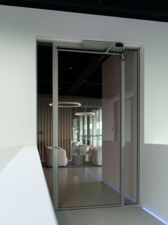 Deur met deurdranger