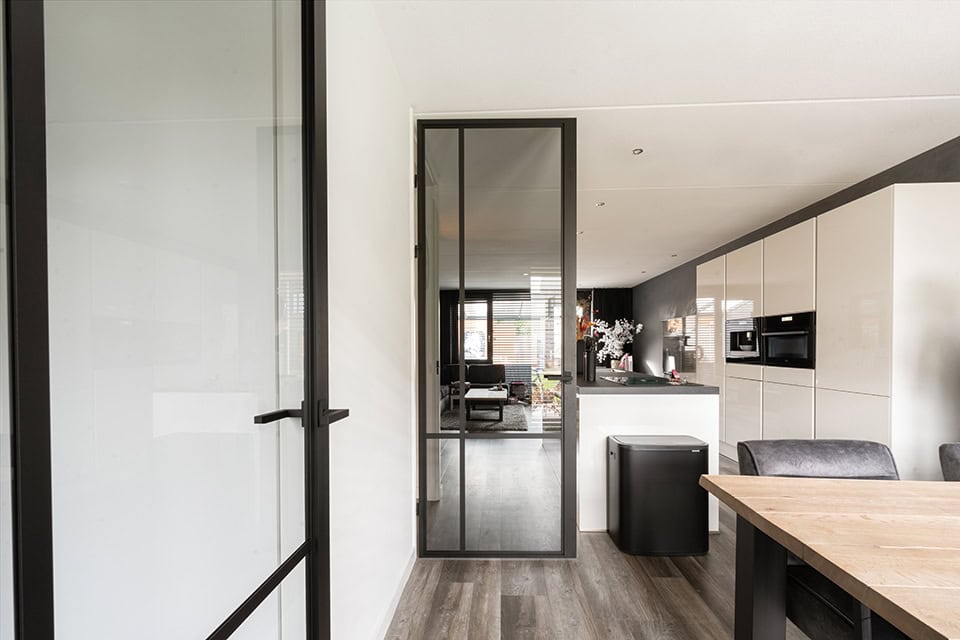 Stalen opdekdeuren met glas