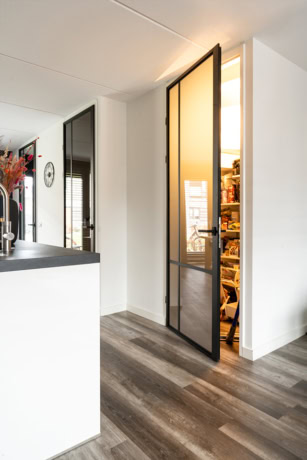 Stalen deur voorraadkast