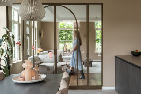 Stalen taatsdeuren met getoogde roede