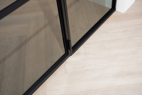 De valdorpel van Aluwdoors bij de scharnierdeuren