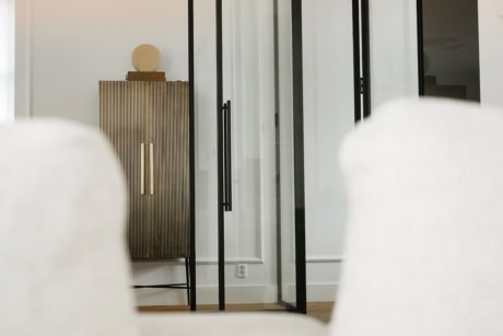 Scharnierdeur met magneetsluiting en een buisgreep.