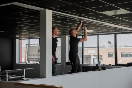 Is jouw plafond stevig genoeg voor de metalen deuren of wanden van Aluwdoors?