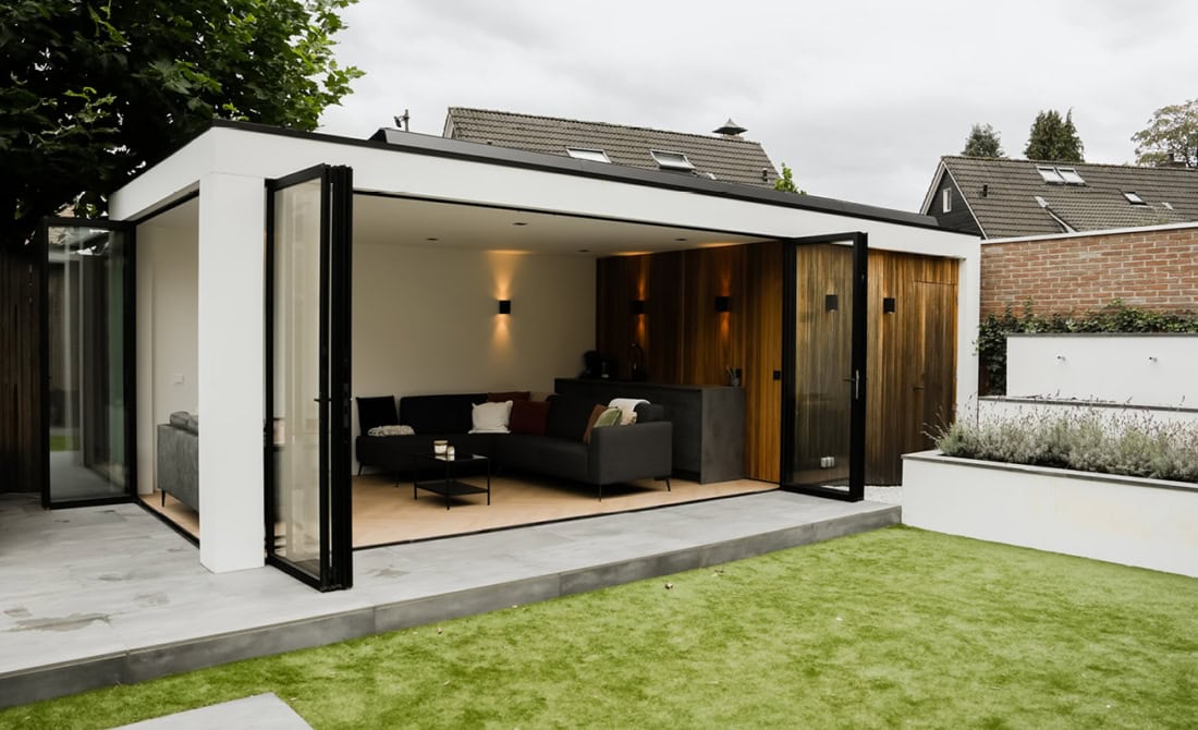 Gelige stalen schuifdeur voor binnen en buiten, op maat gemaakt door Aluwdoors.