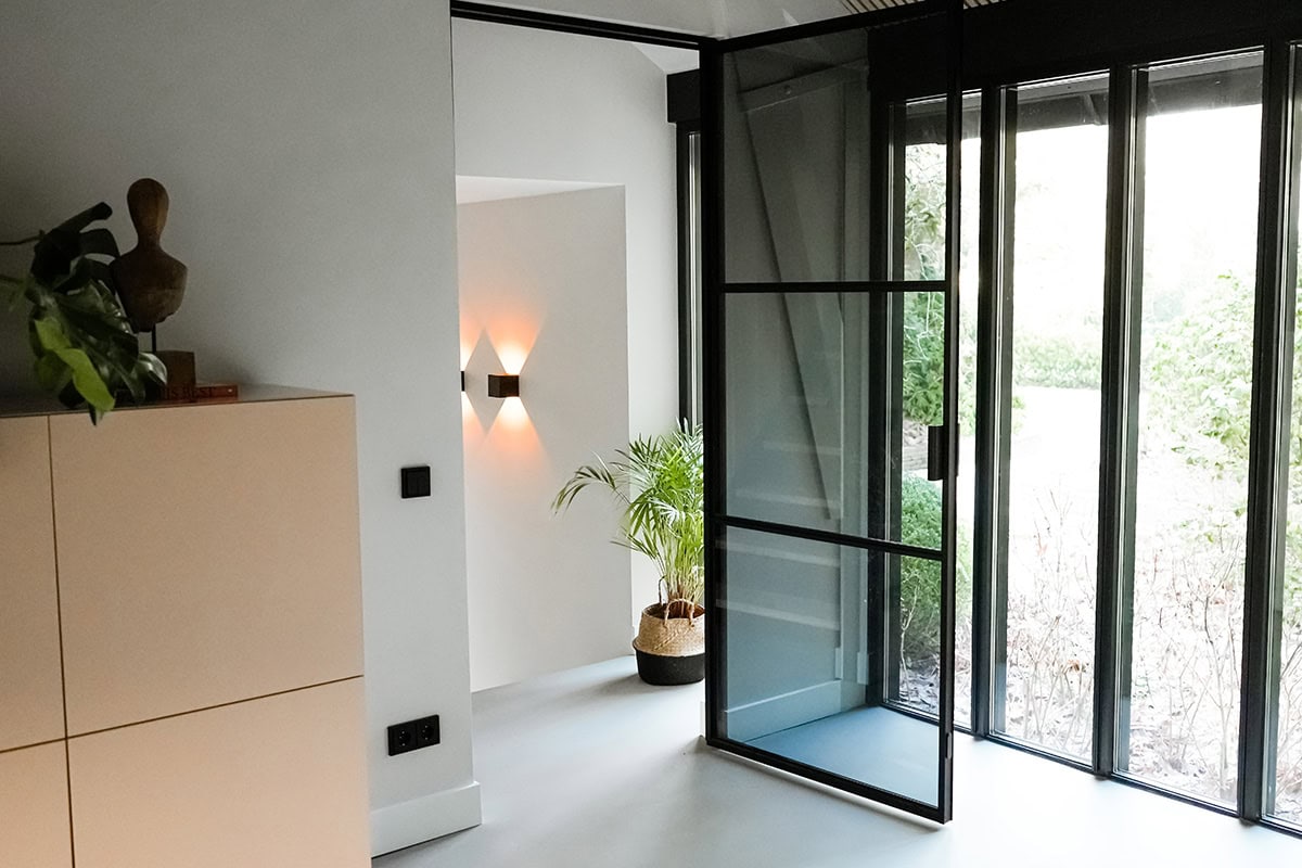 Rookglas in een stalen deur van Aluwdoors