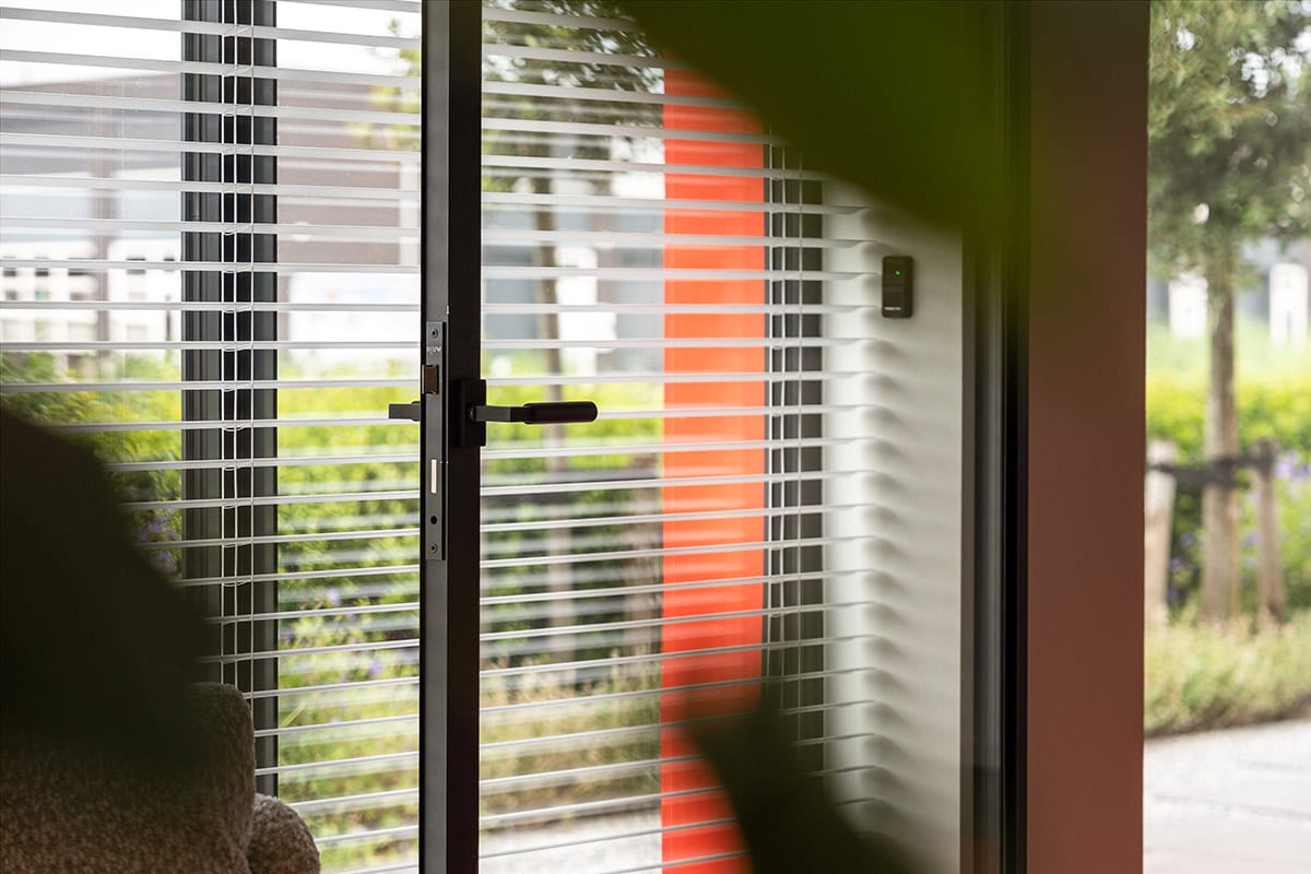 Scharnierdeur met klinksluiting