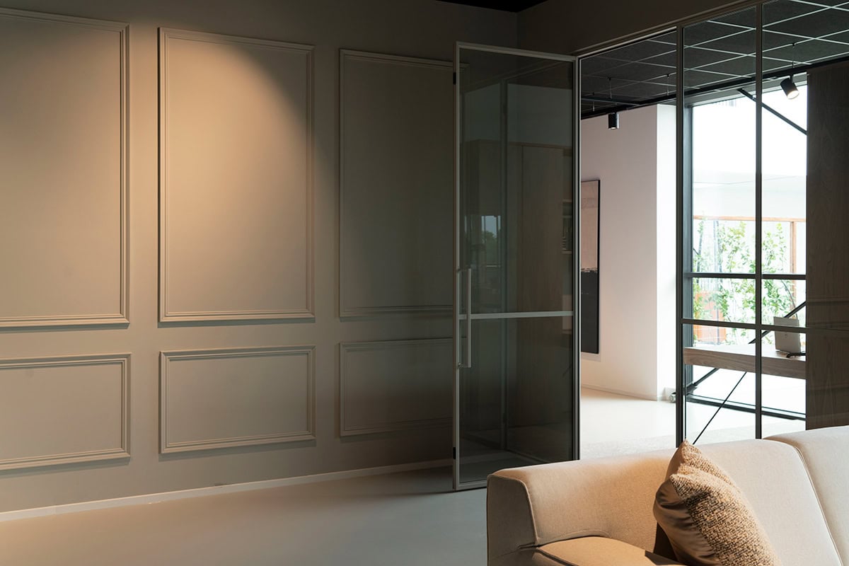 Scharnierdeur met magneetsluiting