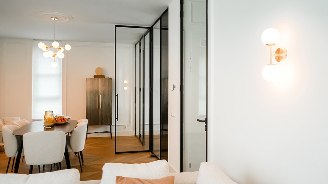 Dubbele scharnierdeur met zijpanelen van Aluwdoors