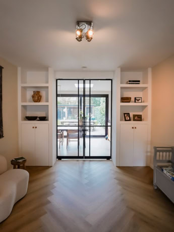 Houten en stalen vouwdeur met zwarte frames, perfect voor moderne interieurs en scheidingswanden.