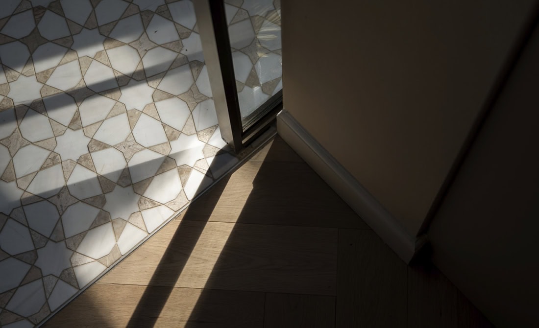 Strakke stalen schuifdeur met glas inleg voor maatwerk interieuroplossingen.