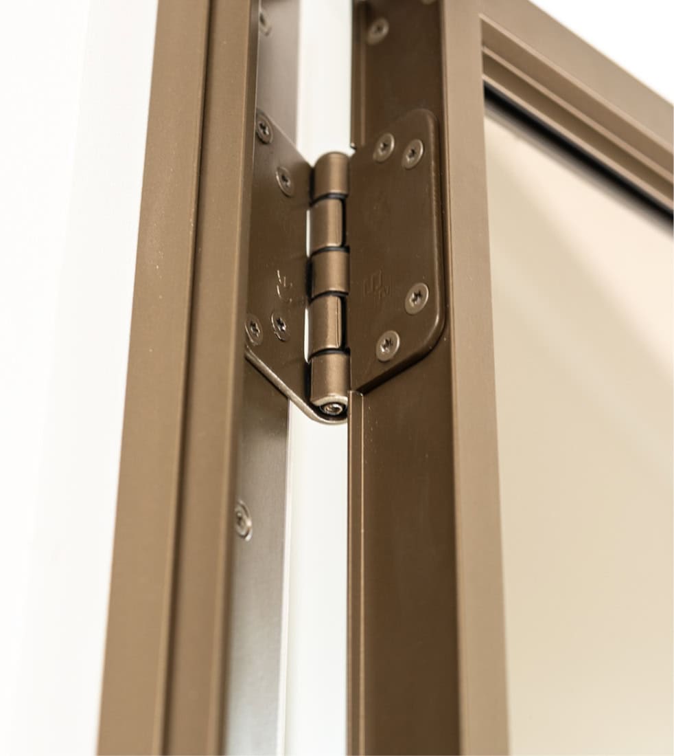 detail scharnier aluminium binnendeur bronskleur