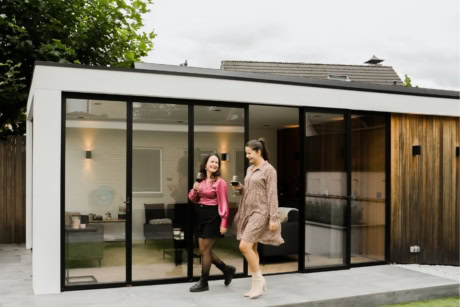 Moderne stalen tuindeur met grote glaspartijen en zwarte afwerking voor een strakke uitstraling.