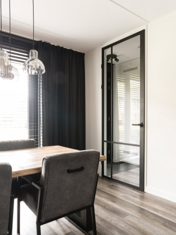 Zwarte aluminium opdekdeur van Aluwdoors