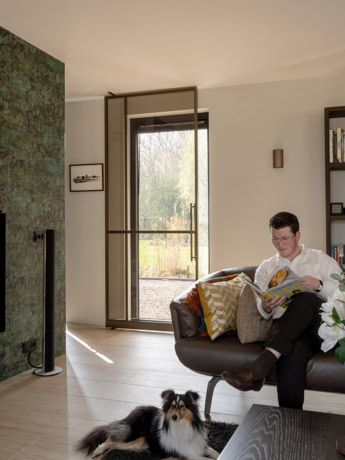 Alu stalen deur met glas en zwart frame in modern interieur.