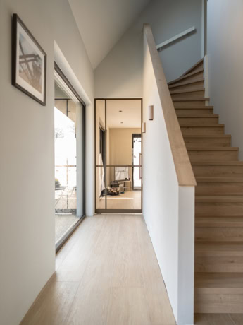 Single pivot door bronze