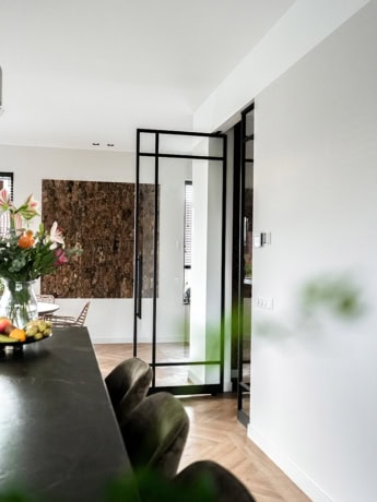 Elegante stalen scheidingsdeur met minimalistisch zwart frame, perfect voor moderne interieurdivisies en privacy.