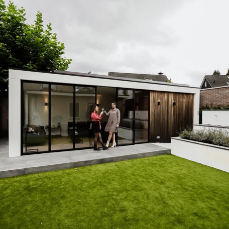 Modern stalen tuindeuren met grote glazen panelen en houten accenten voor een strakke en natuurlijke uitstraling.