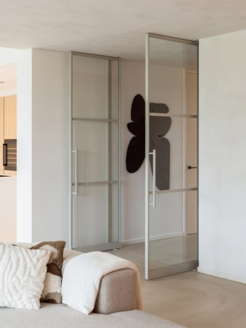 Glasweergard doors en wanden op maat in modern interieur voor een ruime en elegante uitstraling.