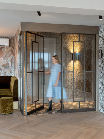 Double pivot door with a compartment in the middle