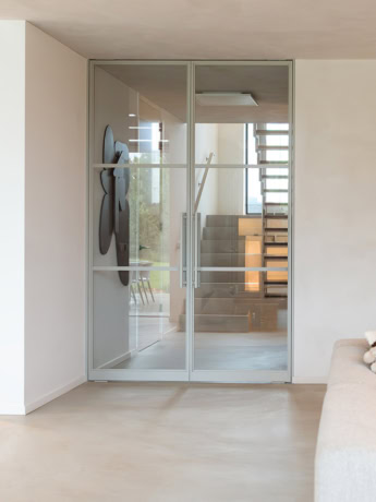 Verrijdbare stalen scheidingsdeur met glas, op maat gemaakt voor moderne interieurs, gereduceerd en minimalistisch design.