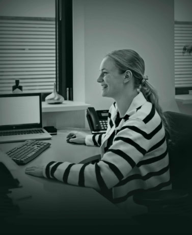 Modern vrouw aan bureau met computer, kantoor setting, zakelijke werkomgeving, professionele uitstraling, werkplek, Thuisbureau, zakelijk, kantoormaterialen.