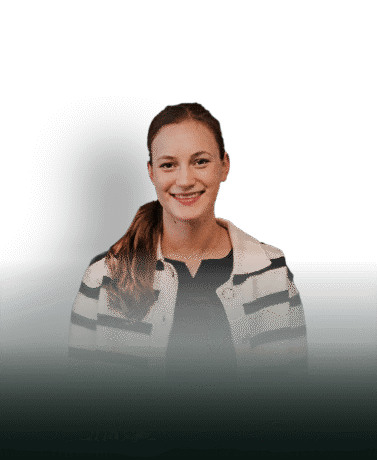 Modern stalen deur met strakke afwerking en op maat gemaakte wand voor stijlvolle interieurs.